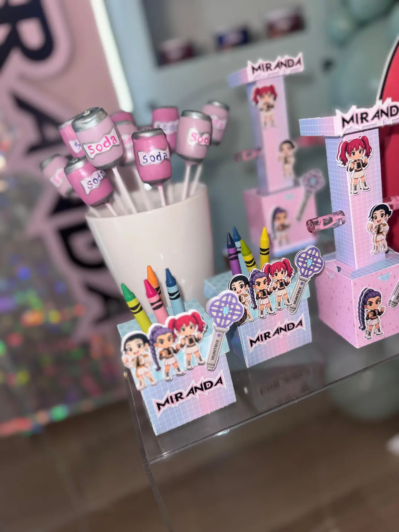 Colección K-Pop personalizada para Miranda con cajas, vasos y detalles coordinados