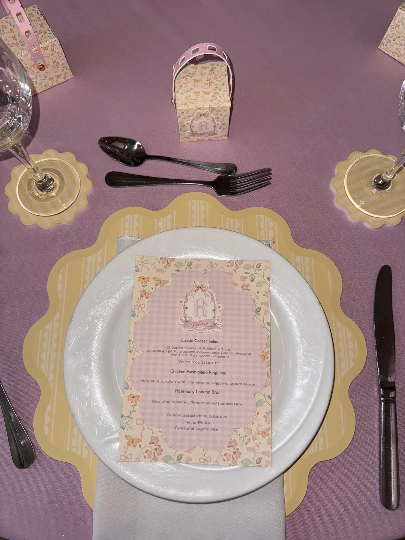 Puesto de mesa de princesas con menú personalizado