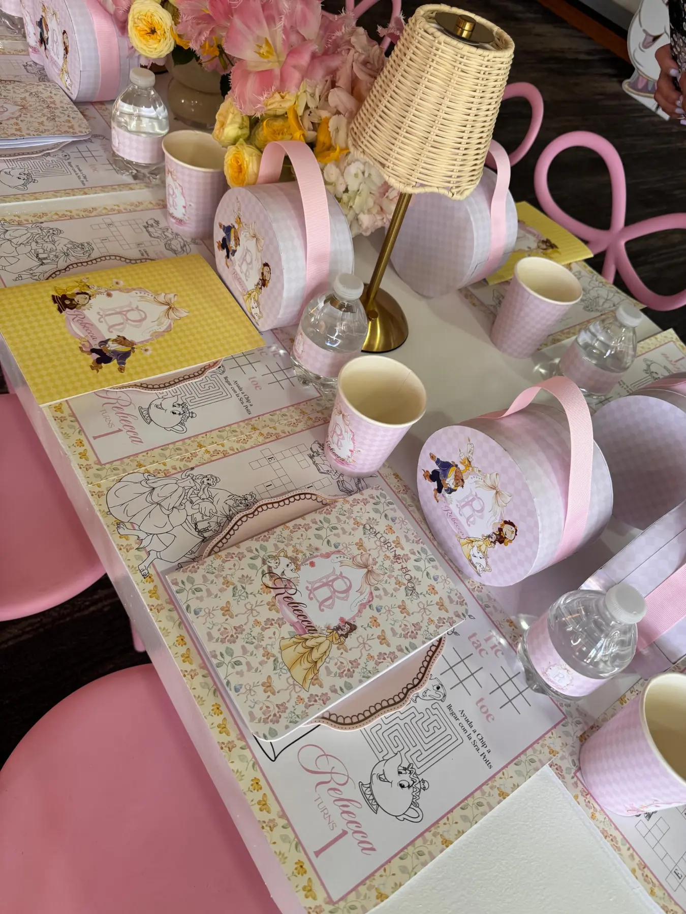 Mesa de té con papelería personalizada