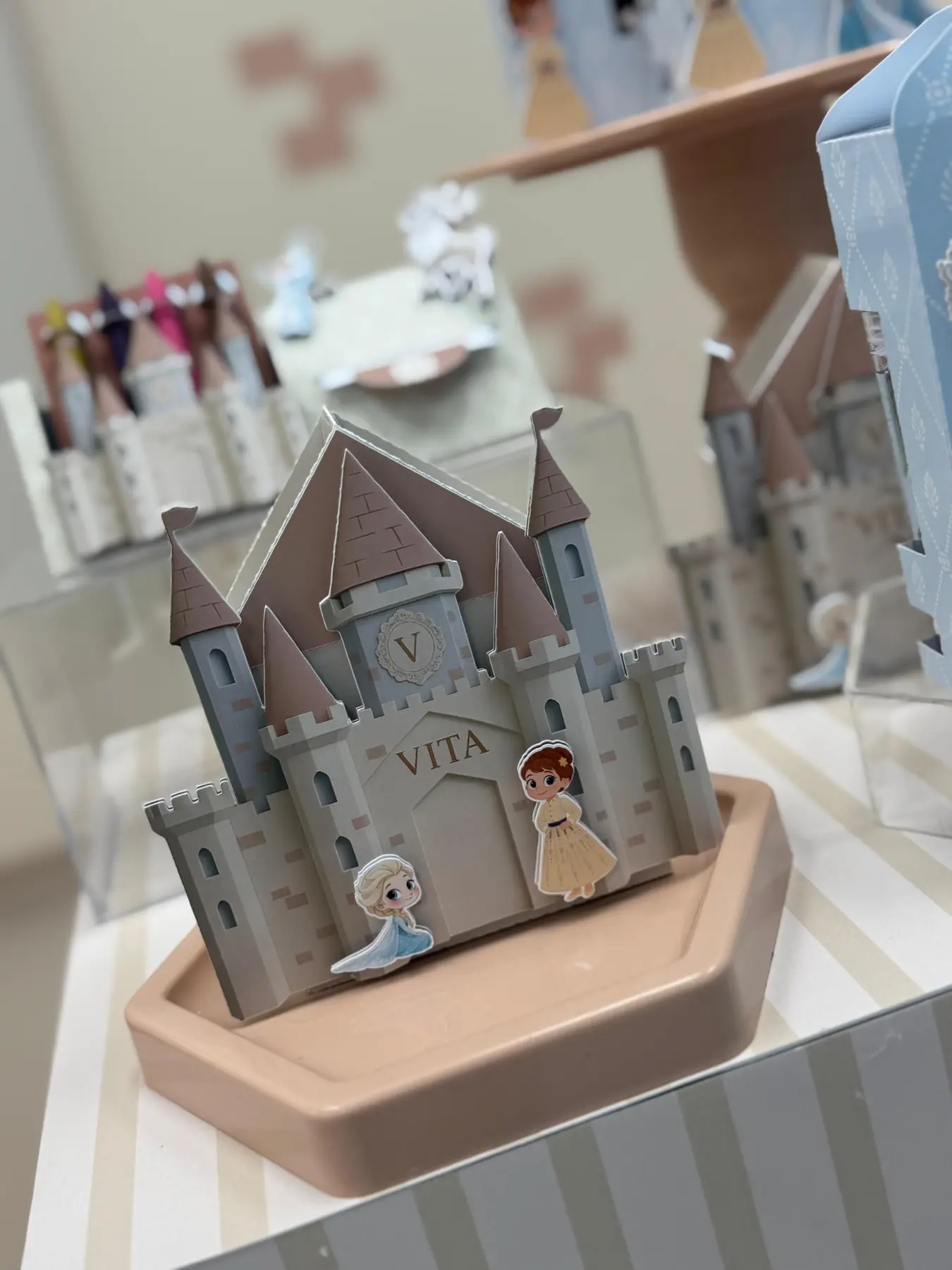 Favor box infantil en forma de castillo con detalles personalizados