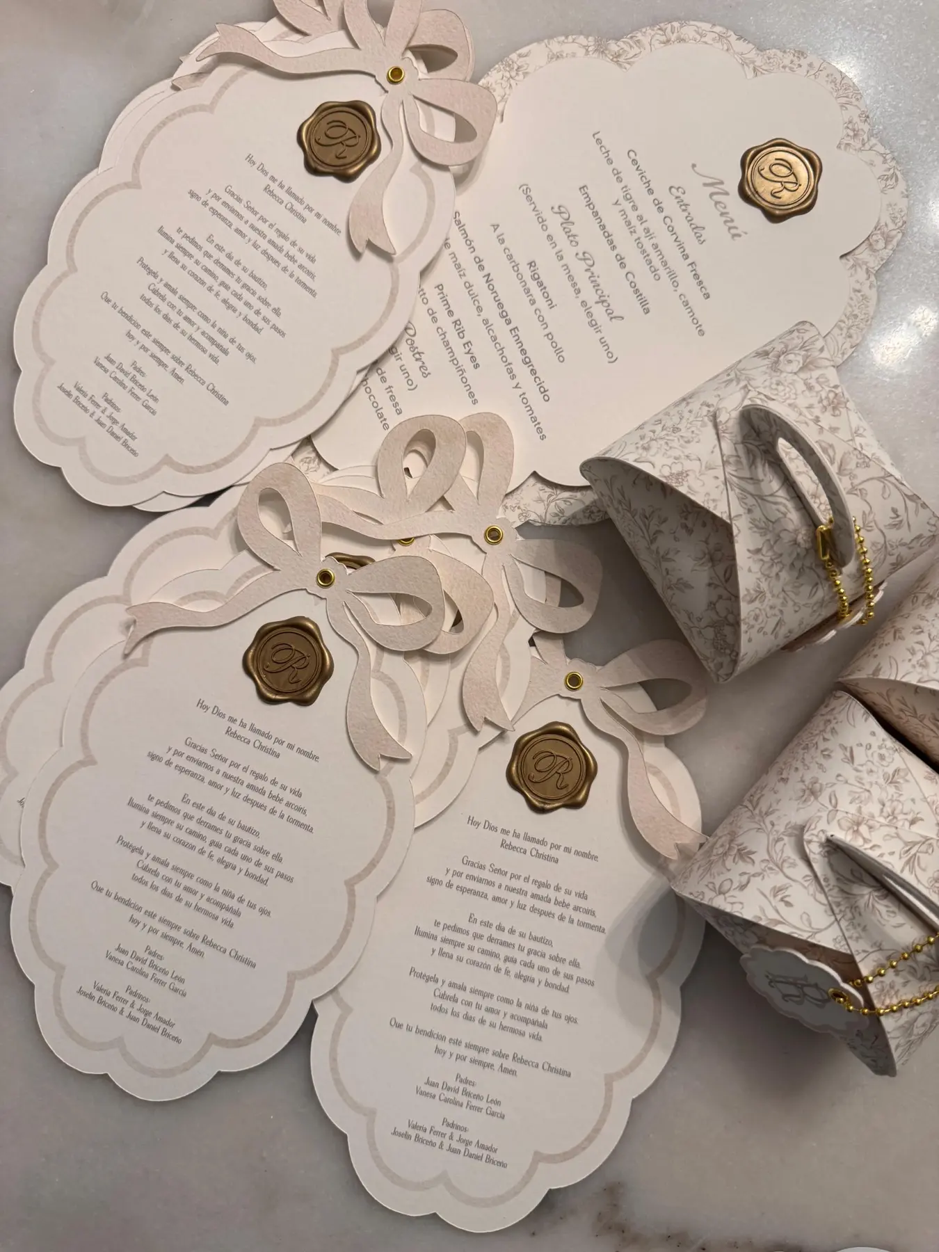 Papelería religiosa personalizada con tarjetas troqueladas y detalles de comunión