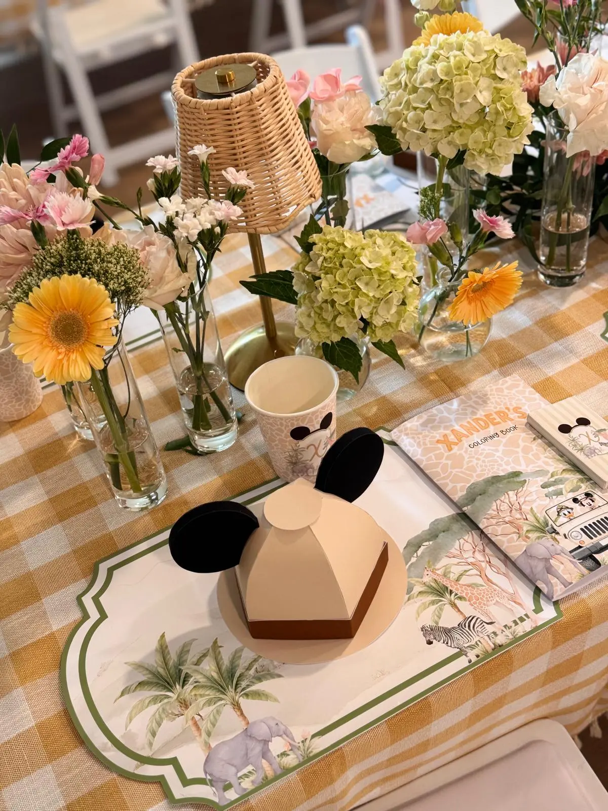 Mesa de evento coordinada con papelería, empaques y detalles personalizados