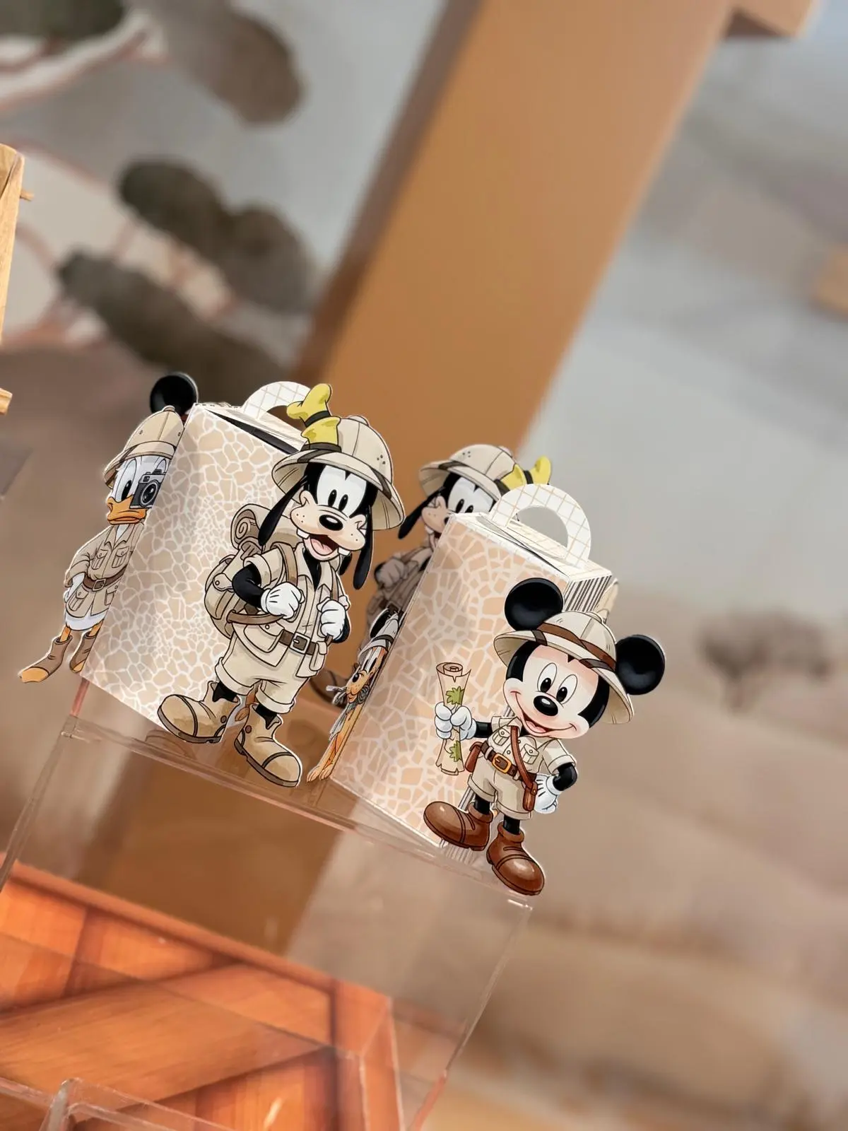 Botellas personalizadas con personajes de Mickey para entregar como favors