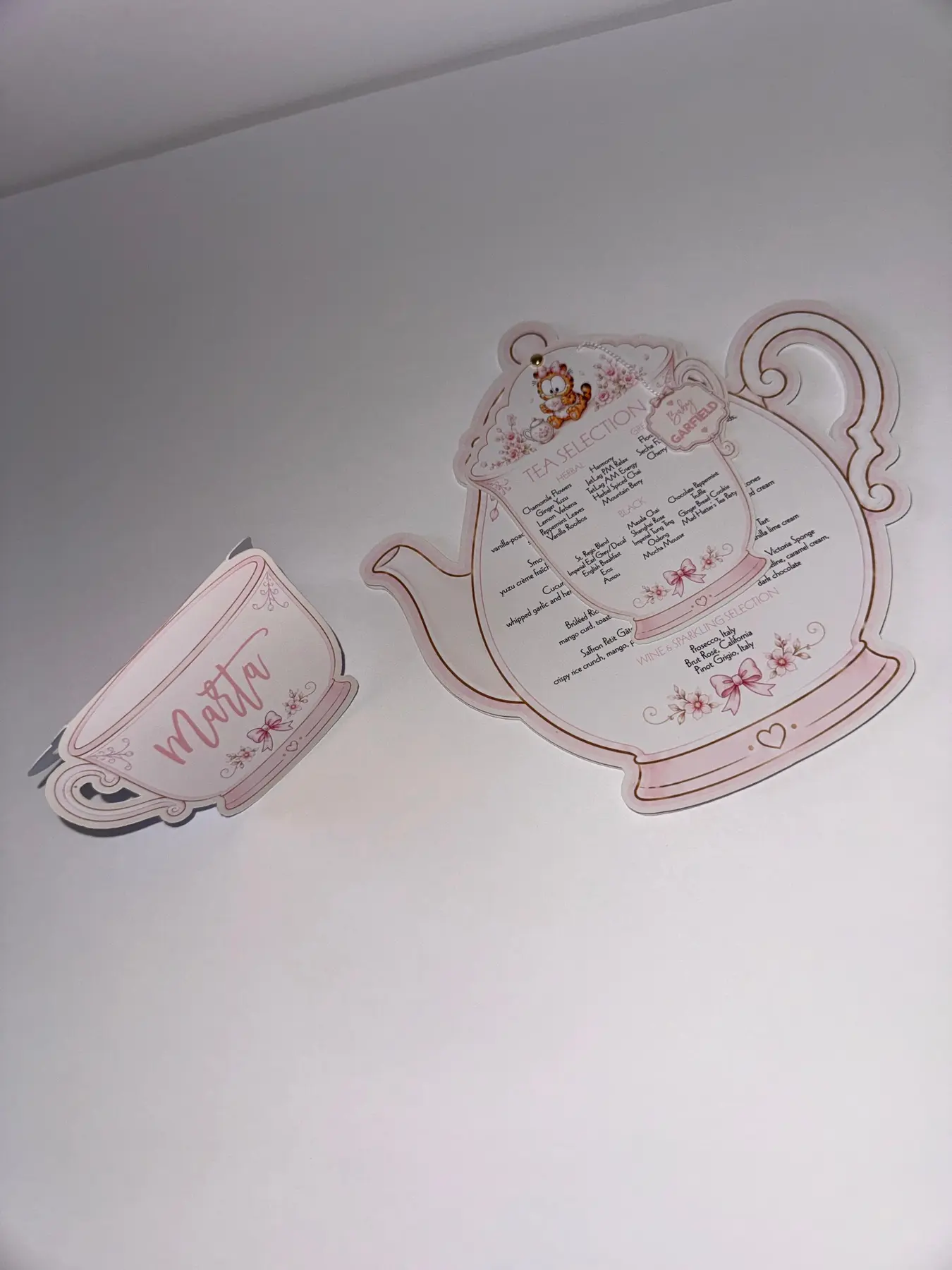 Papelería social personalizada con menús en forma de tetera y taza